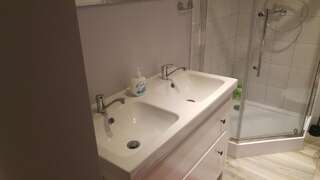 Хостелы Rent0nline Niepodleglosci Rooms Metro Варшава-3